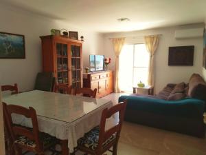 NIEVES HABITACIÓN في مانيلفا: غرفة معيشة مع طاولة وأريكة