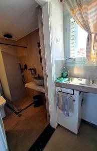 uma pequena casa de banho com um lavatório e um lavatório em Alfa Loft (by Lemon Tree Houses) em Vrachati