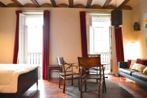 uma sala de estar com uma mesa de jantar e cadeiras em Estudio Ciutat Vella al lado de Jardines del Turia em Valência