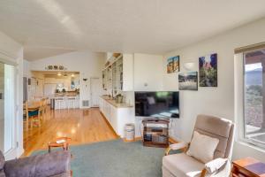 uma sala de estar com um sofá, uma mesa e uma cozinha em Zion Mountain Guest House with Canyon Vistas! em New Harmony