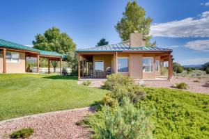 uma pequena casa com um telhado verde em Zion Mountain Guest House with Canyon Vistas! em New Harmony