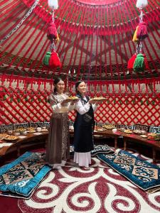 dwie kobiety stojące obok siebie w namiocie w obiekcie Royal Gate at Skazka Canyon w mieście Tong