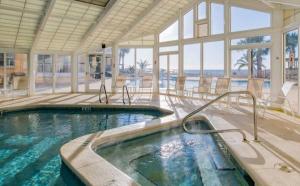 una gran piscina en una casa con piscina en Beach Colony East 12B, en Perdido Key