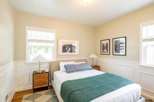 Un dormitorio con una cama grande y dos ventanas. en Hot Tub - Family Room - BBQ, en Salt Lake City