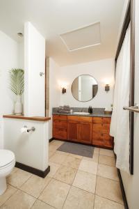 y baño con lavabo, aseo y espejo. en The Bamboo House, en Kailua-Kona