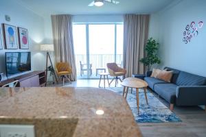 un soggiorno con divano blu e TV di Orlando Blue Heron Beach Resort Renewed apartment a Orlando