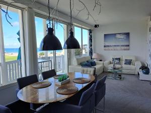 エルキにあるGrand loft de 60m2 très lumineux très belle vue sur merのリビングルーム(木製テーブル、椅子付)