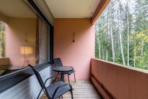 a porch with two chairs and a table and a window at Upea 2 makuuhuoneen huoneisto lähellä lentokenttää! in Vantaa