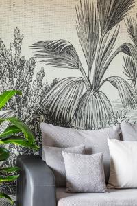 ein Wandbild einer Palme mit Pflanzen in der Unterkunft TS New Town Stay comfy & roomy in Stettin