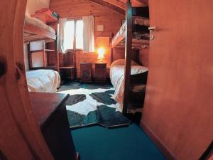 a room with two bunk beds in a cabin at Los Cerezos in San Martín de los Andes