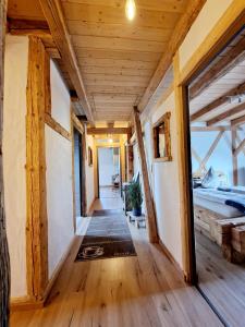 un corridoio di una casa con pavimenti in legno e una porta di Wood & Stone Lodge 1 a Donaueschingen