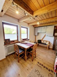 eine Küche mit einem Tisch und Stühlen im Zimmer in der Unterkunft Wood & Stone Lodge 1 in Donaueschingen