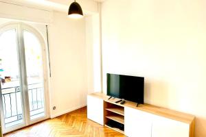 ein Wohnzimmer mit einem Flachbild-TV auf einem Schrank in der Unterkunft Design apartment ideal for seaside holidays LIVE IN DR FABRE in Juan-les-Pins