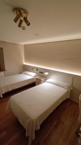 1 dormitorio con 2 camas y techo en Casa Elisa Monegro., 