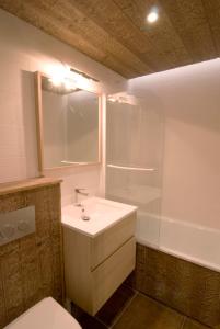 uma casa de banho com um lavatório, um chuveiro e um WC. em Ski aux pieds Les 3 Vallées em Les Menuires