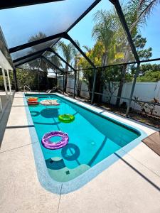 basen w stylu ośrodka w obiekcie Heated Pool! Paradise in Midtown Tampa 3B2B w mieście Tampa