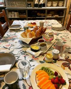 stół z talerzami jedzenia na górze w obiekcie Esparoutis Chambres d'hôtes du Charme w mieście Saint-Cybranet