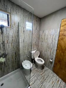 La salle de bains est pourvue de toilettes, d'une douche et d'un lavabo. dans l'établissement Casa Quinta La Tranquera, à La Reja