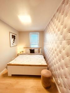 una camera da letto con un letto e una finestra di DowntownApartments Carrie a Rzeszów