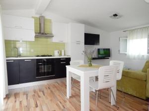 Kuchyň nebo kuchyňský kout v ubytování Apartments Nedjeljka