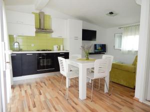 Kuchyň nebo kuchyňský kout v ubytování Apartments Nedjeljka