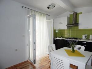 Kuchyň nebo kuchyňský kout v ubytování Apartments Nedjeljka