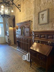 a room with a table and a large wall at Maison spacieuse avec spa, Niort in Niort