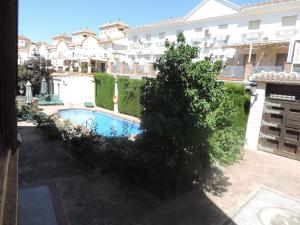Bazén v ubytovaní APARTAMENTOS CASERIA DE COMARES alebo v jeho blízkosti
