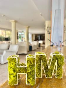 a living room with the word mean on a table at Hotel B&B Montecarlo in Milano Marittima