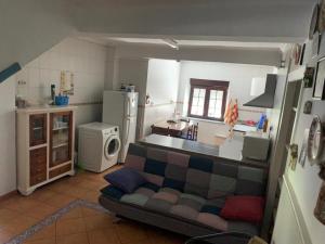 un salon avec un canapé dans une cuisine dans l'établissement Casa de Chelo y Eladio, à Iruz