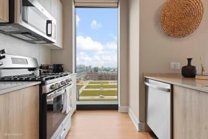 Una cocina o cocineta en Sage Modern Apartments Near Union Park in West Loop