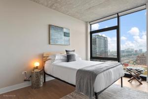 Una cama o camas en una habitación de Sage Modern Apartments Near Union Park in West Loop
