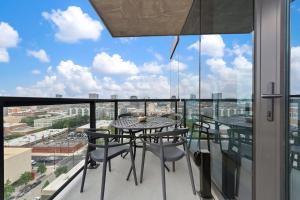 Un balcón o terraza en Sage Modern Apartments Near Union Park in West Loop