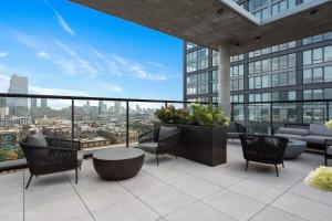 Un lugar para sentarse en Sage Modern Apartments Near Union Park in West Loop