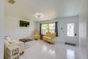 Fotografie z fotogalerie ubytování Port St Lucie Vacation Rental 9 Mi to Beach v destinaci Port Saint Lucie