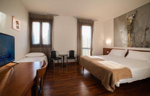 Postel nebo postele na pokoji v ubytování HOTEL QUERINI Business Hotel Sandrigo + 37 fotografií