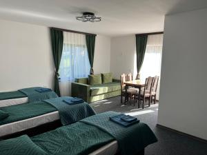 Una cama o camas en una habitación de Alpen Krokus 42 fotos más