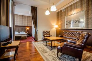 a living room with a couch and a bed at Villa Garden Dyplomat in Olsztyn