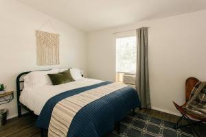 um quarto com uma cama e uma janela em The Lodge 