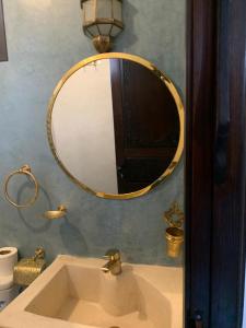 W łazience znajduje się umywalka i lustro. w obiekcie Riad Timskrine w Marakeszu