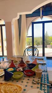 stół z talerzami jedzenia na górze w obiekcie Riad Timskrine w Marakeszu