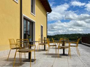 - un ensemble de chaises et d'une table sur une terrasse dans l'établissement Agriturismo La Rondinella, à Lazise