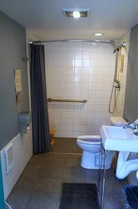 Kúpeľňa v ubytovaní Ceremonial Tipi - 20' - Sleeps 6 On Cots