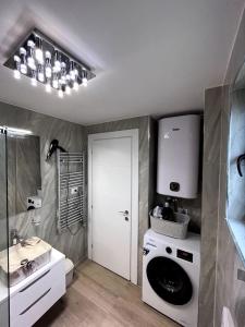 薩蘭達的住宿－Alma's appartament，浴室配有盥洗盆、卫生间和盥洗盆。