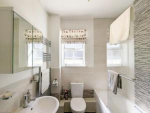 Un baño con un inodoro blanco y un lavabo. en Emsdale House, en Emsworth 11 fotos más