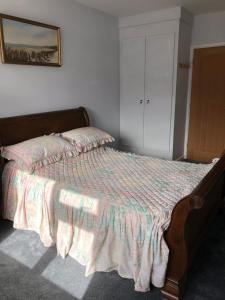 1 dormitorio con 1 cama y vestidor en HarbourSide Studio apartment Poole Hamworthy Bh15, en Hamworthy