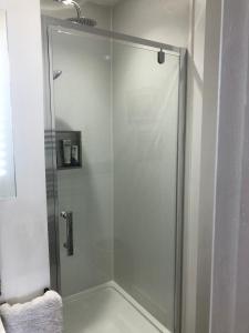 y baño con ducha y puerta de cristal. en HarbourSide Studio apartment Poole Hamworthy Bh15, en Hamworthy