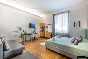 sala de estar con cama y sofá en URBANFLORA, en Génova