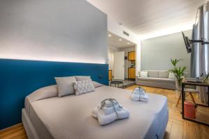 1 dormitorio con 1 cama con toallas en URBANFLORA, en Génova