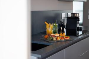 una barra de cocina con una bandeja de fruta y bebidas en Grand Hotel Torre Fara en Chiavari